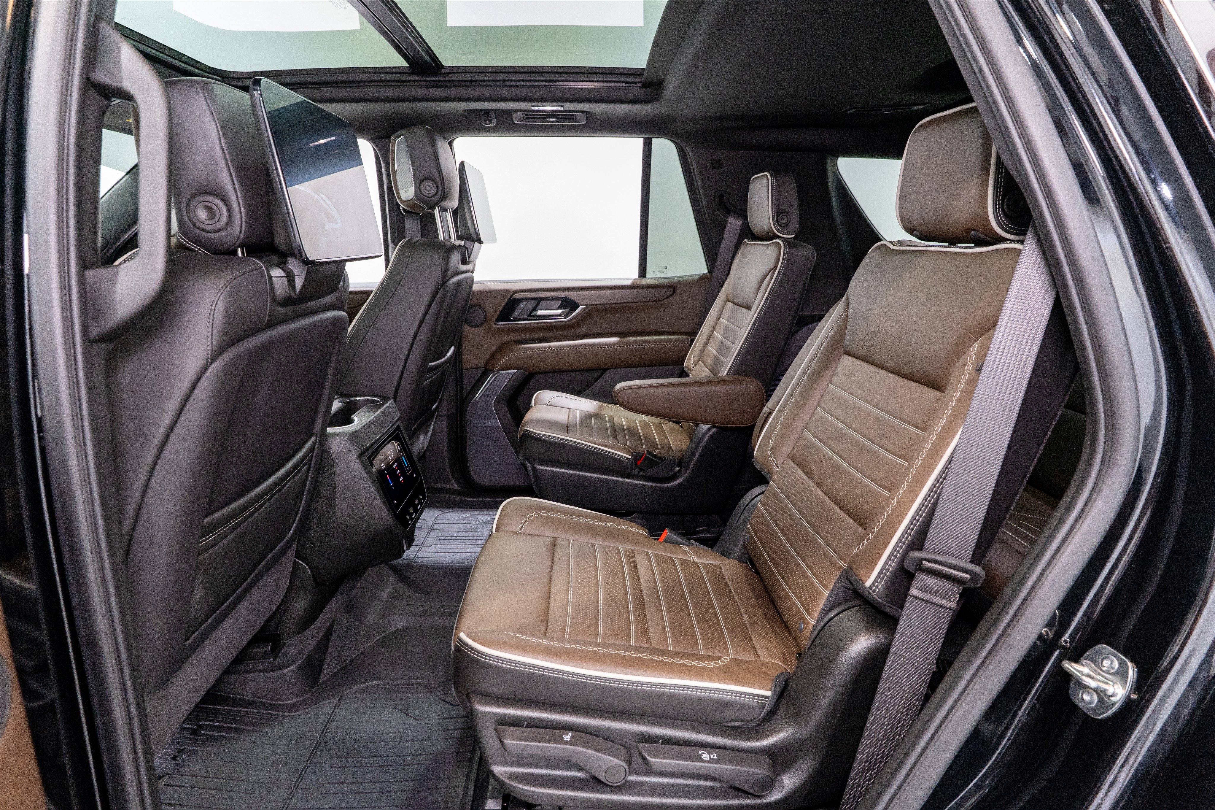 Used 2026 GMC Yukon Denali Ultimate w/ LPO, Floor Liner Package AWD/4WD image 35
