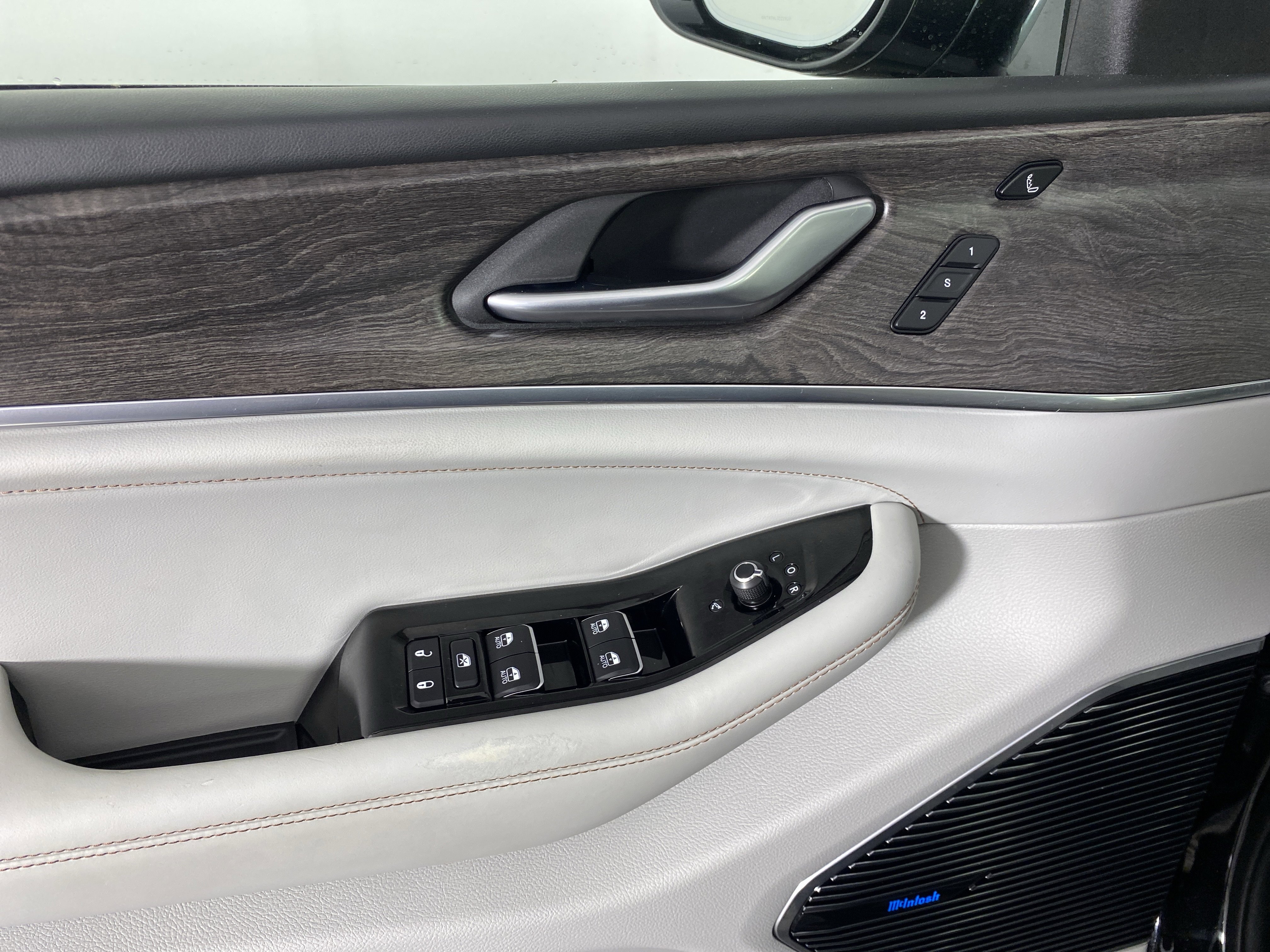 Used 2022 Jeep Grand Cherokee Overland w/ Luxury Tech Group IV image 16