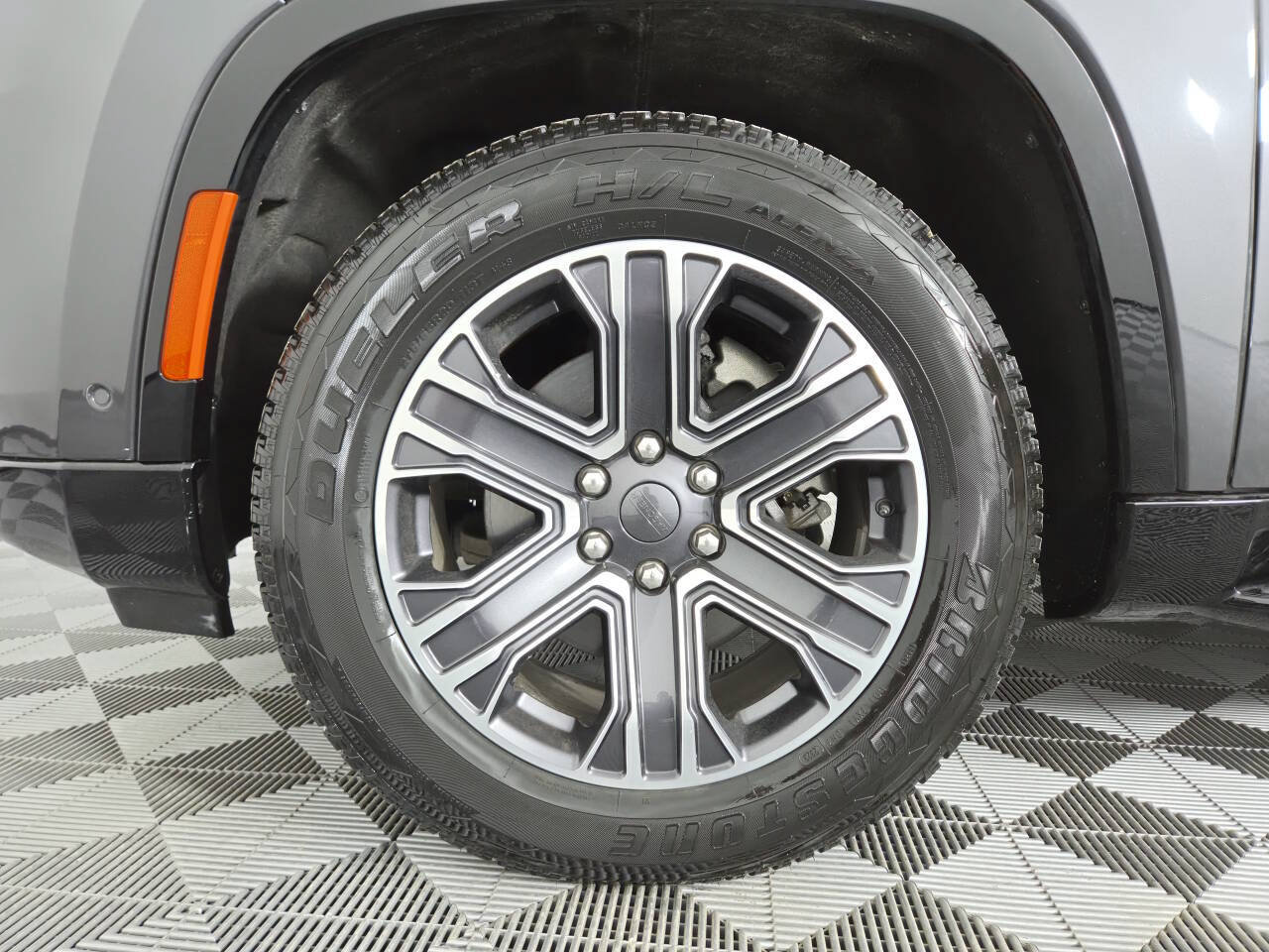 Used 2024 Jeep Wagoneer L Series II w/ Flexible Seating Group AWD/4WD image 12