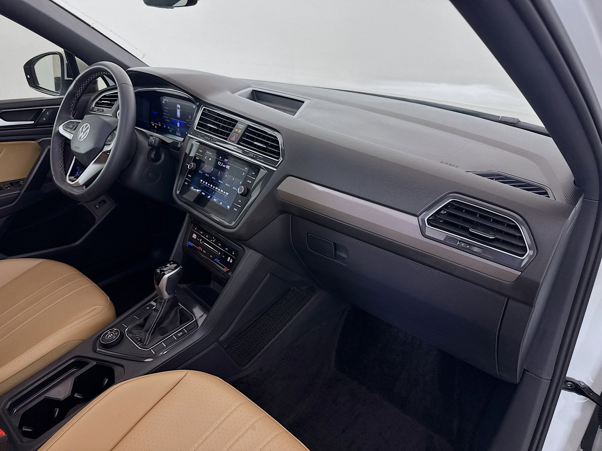 Used 2024 Volkswagen Tiguan SE image 25