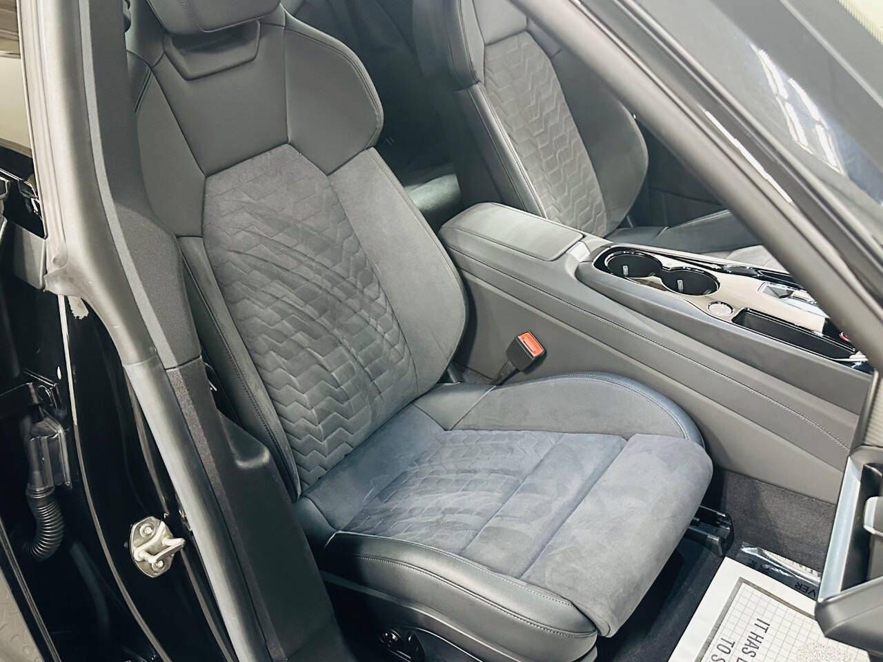 Used 2022 Audi e-tron GT Premium Plus image 25