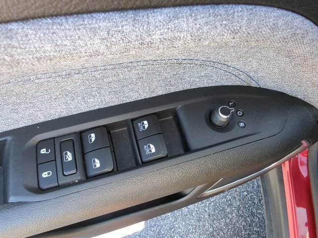 Used 2025 Jeep Compass Latitude AWD/4WD image 12