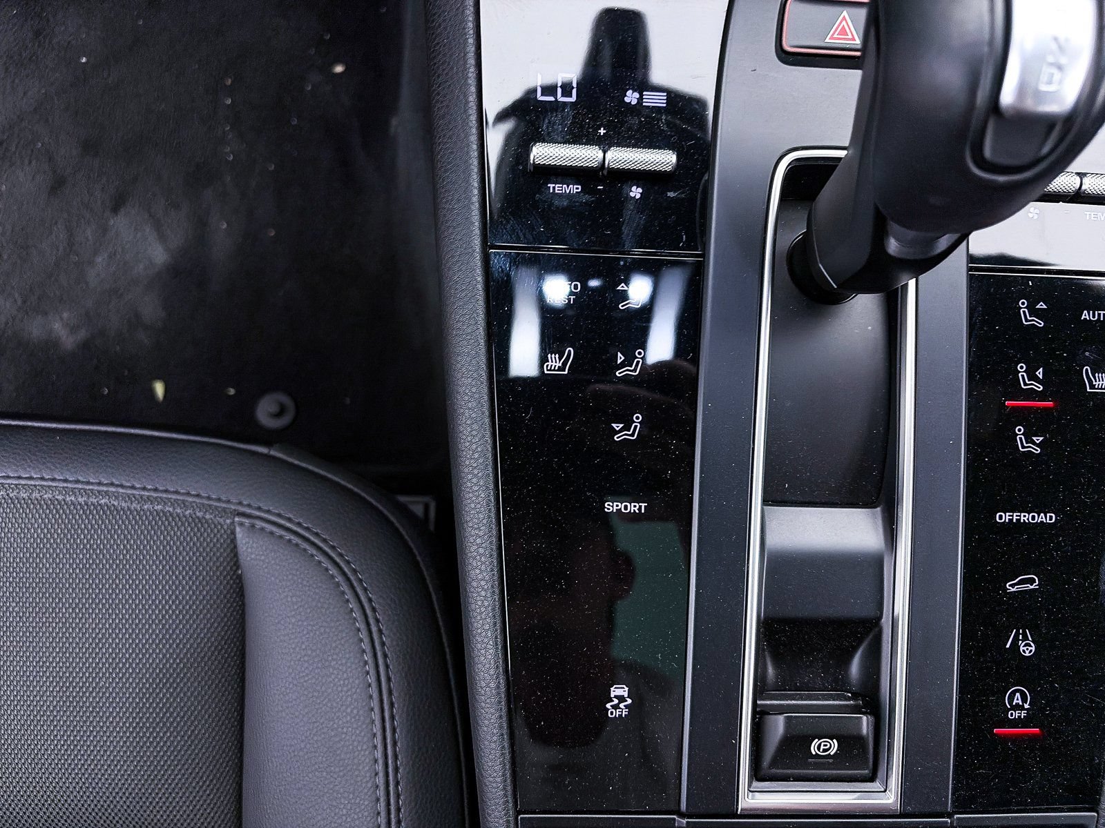 Used 2024 Porsche Macan AWD/4WD image 28