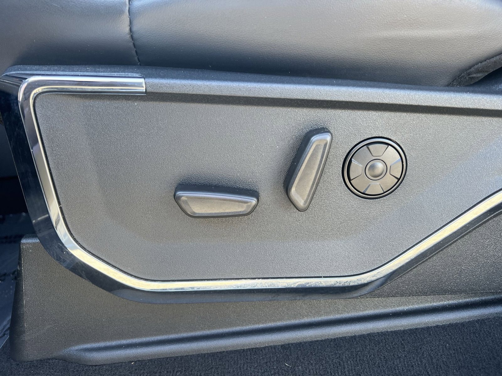 Used 2025 Ford F350 Platinum w/ Tremor Off-Road Package image 14