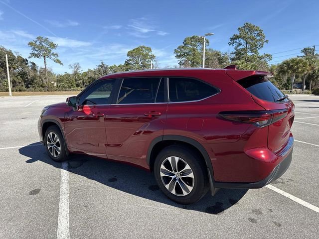 Used 2025 Toyota Highlander XLE image 5