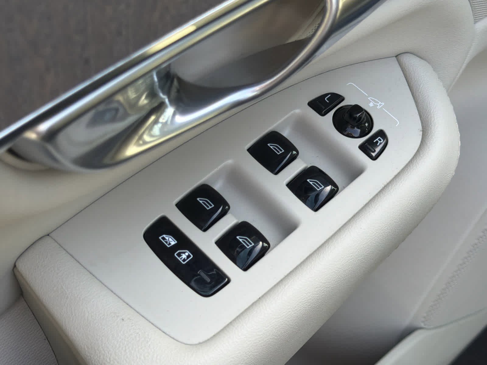 Certified 2023 Volvo XC90 B5 Plus w/ Protection Package Premier image 26