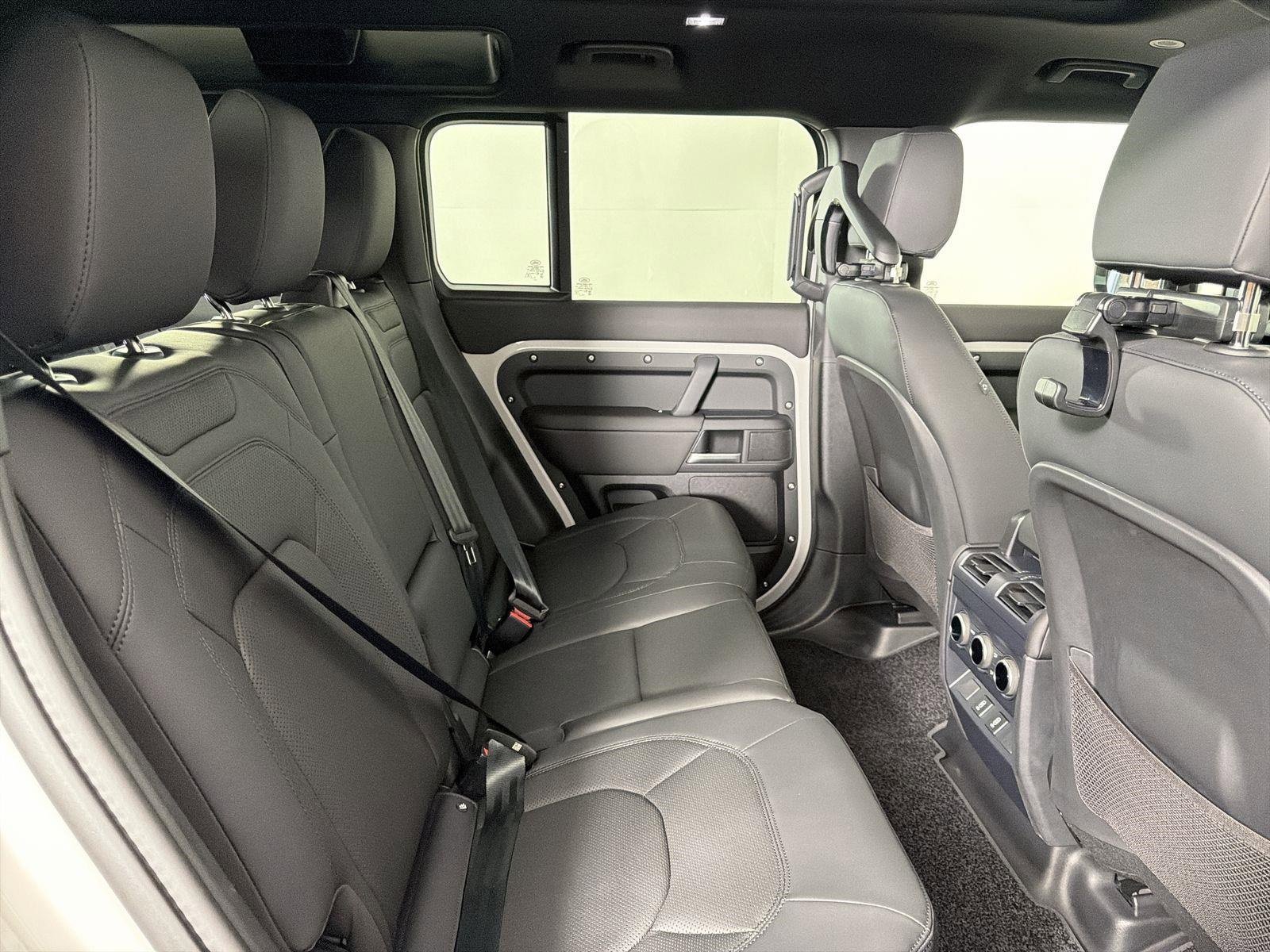 New 2026 Land Rover Defender 110 X-Dynamic SE image 30