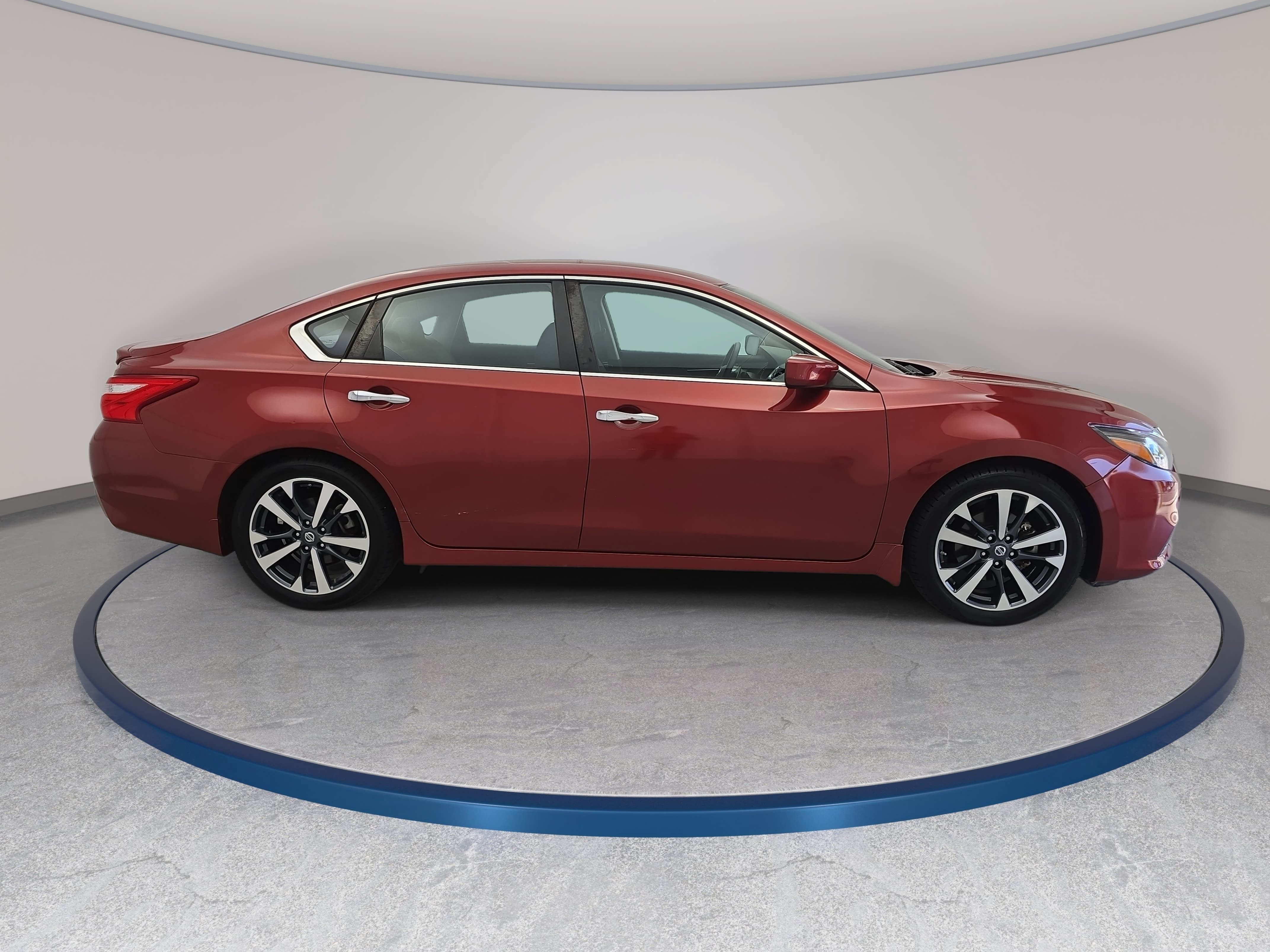 Used 2016 Nissan Altima 2.5 SR w/ Interior Lighting Package FWD image 4