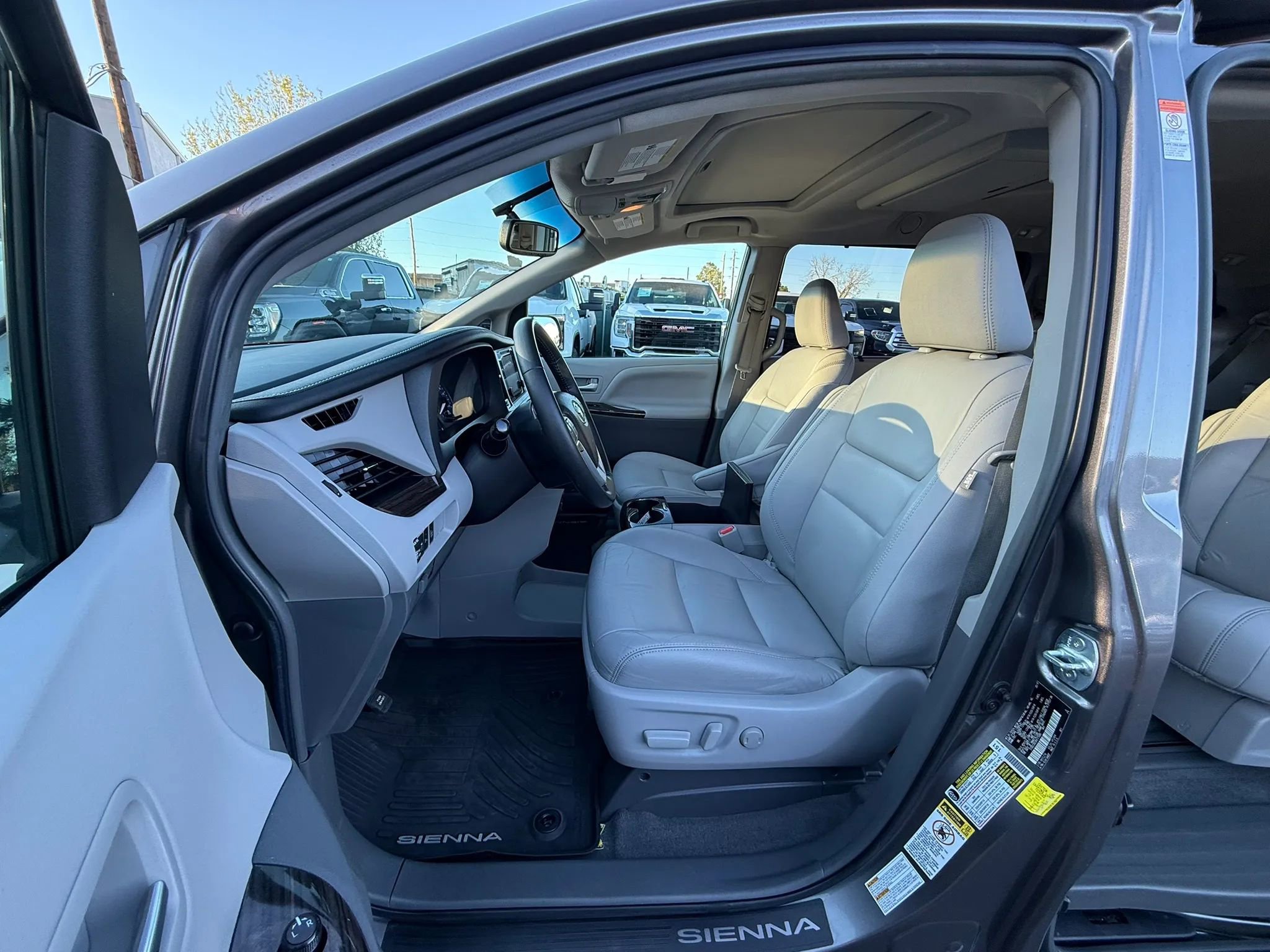 Used 2017 Toyota Sienna XLE Premium w/ Protection Package image 19