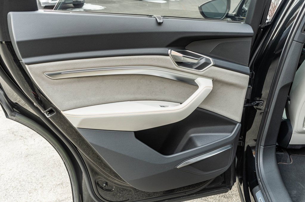 Used 2024 Audi Q8 e-tron Prestige image 34