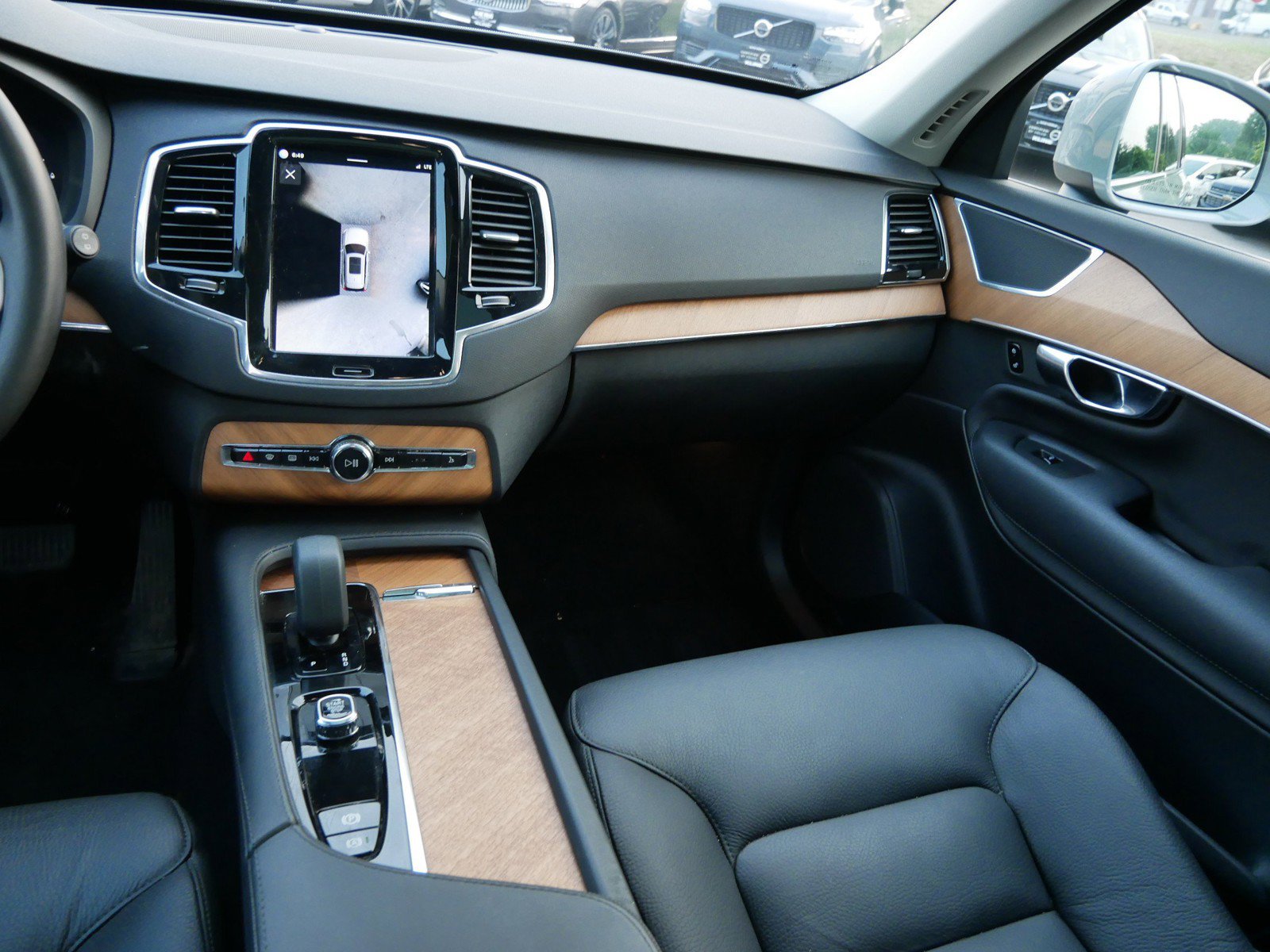 Certified 2025 Volvo XC90 T8 Plus w/ Protection Package Premier AWD/4WD image 14
