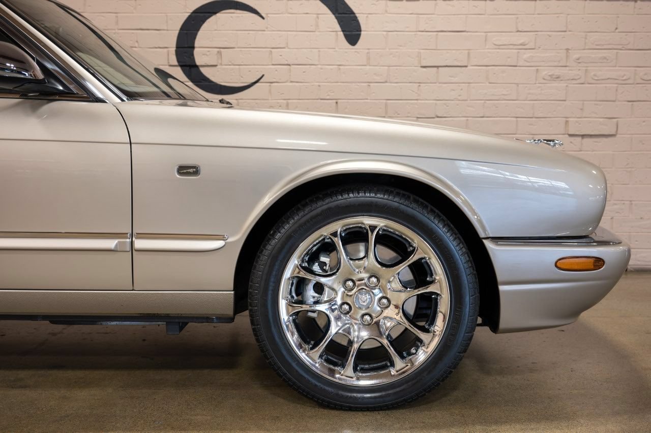 Used 2001 Jaguar XJ Supercharged RWD image 25