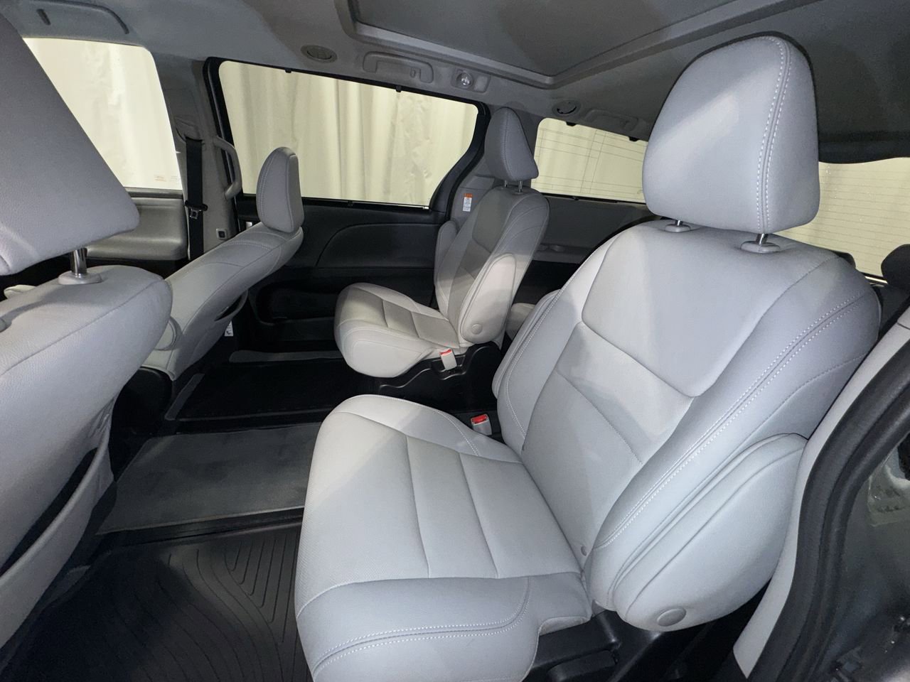 Used 2020 Toyota Sienna Limited image 32