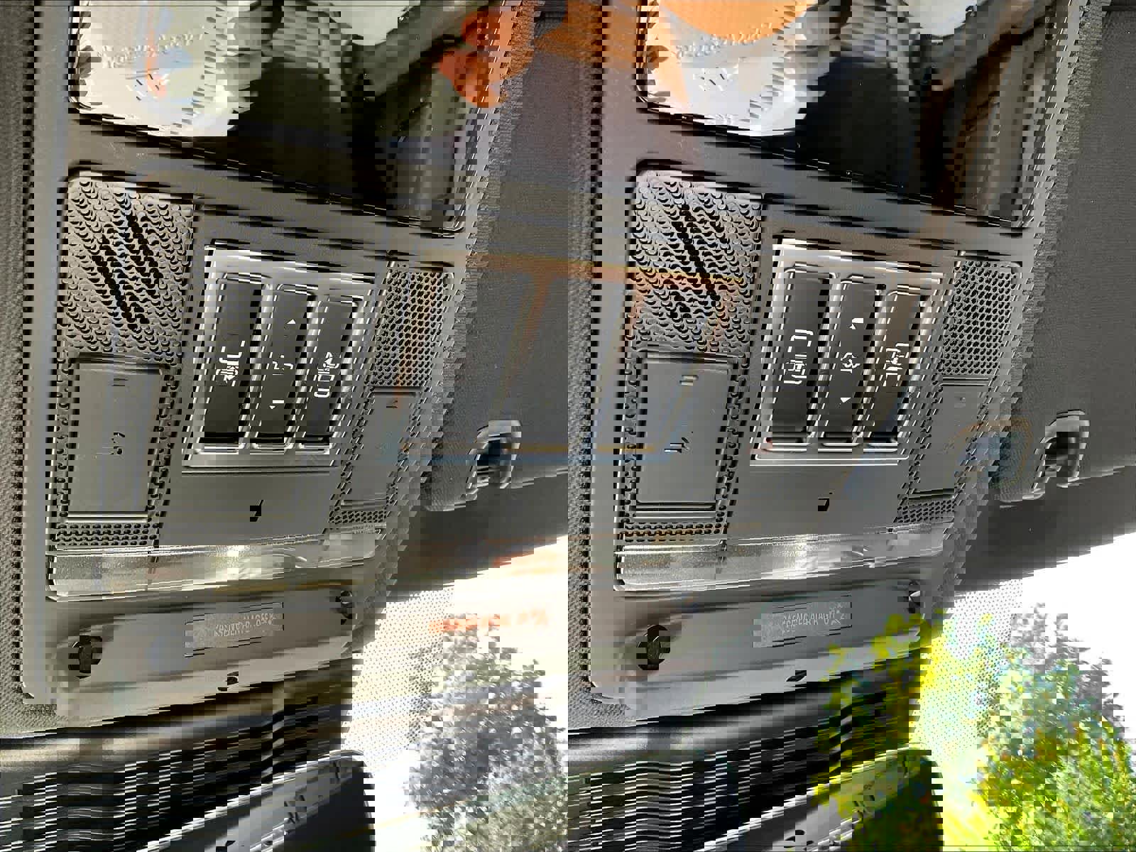 New 2025 Land Rover Discovery Dynamic SE image 22