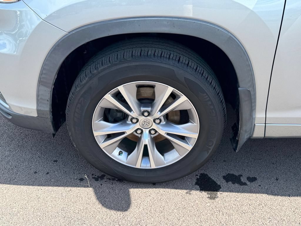 Used 2014 Toyota Highlander Plus w/ Preferred Accessory Package AWD/4WD image 15