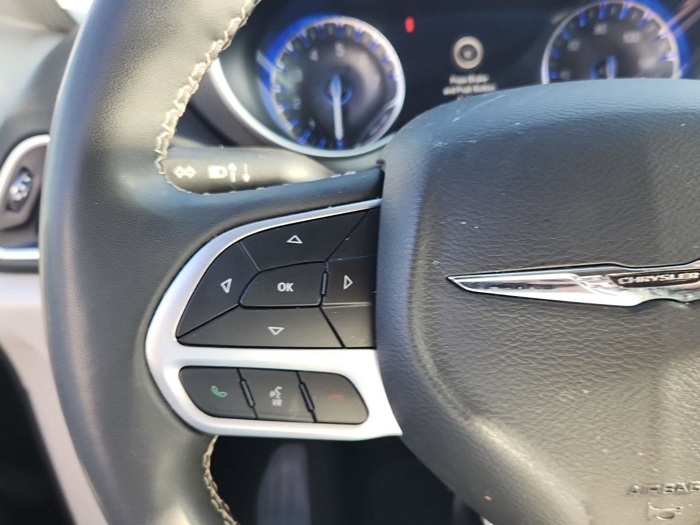 Used 2024 Chrysler Pacifica Touring-L FWD image 14