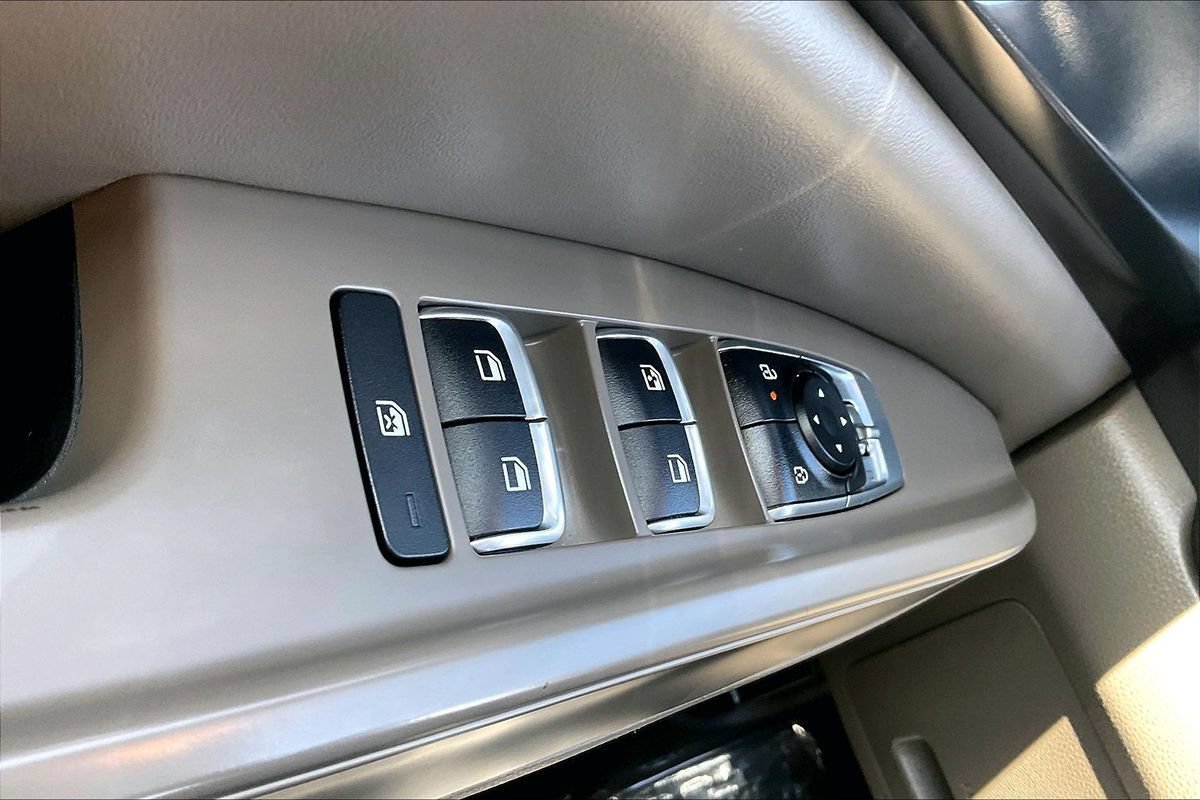 Used 2025 Kia Carnival FWD image 26