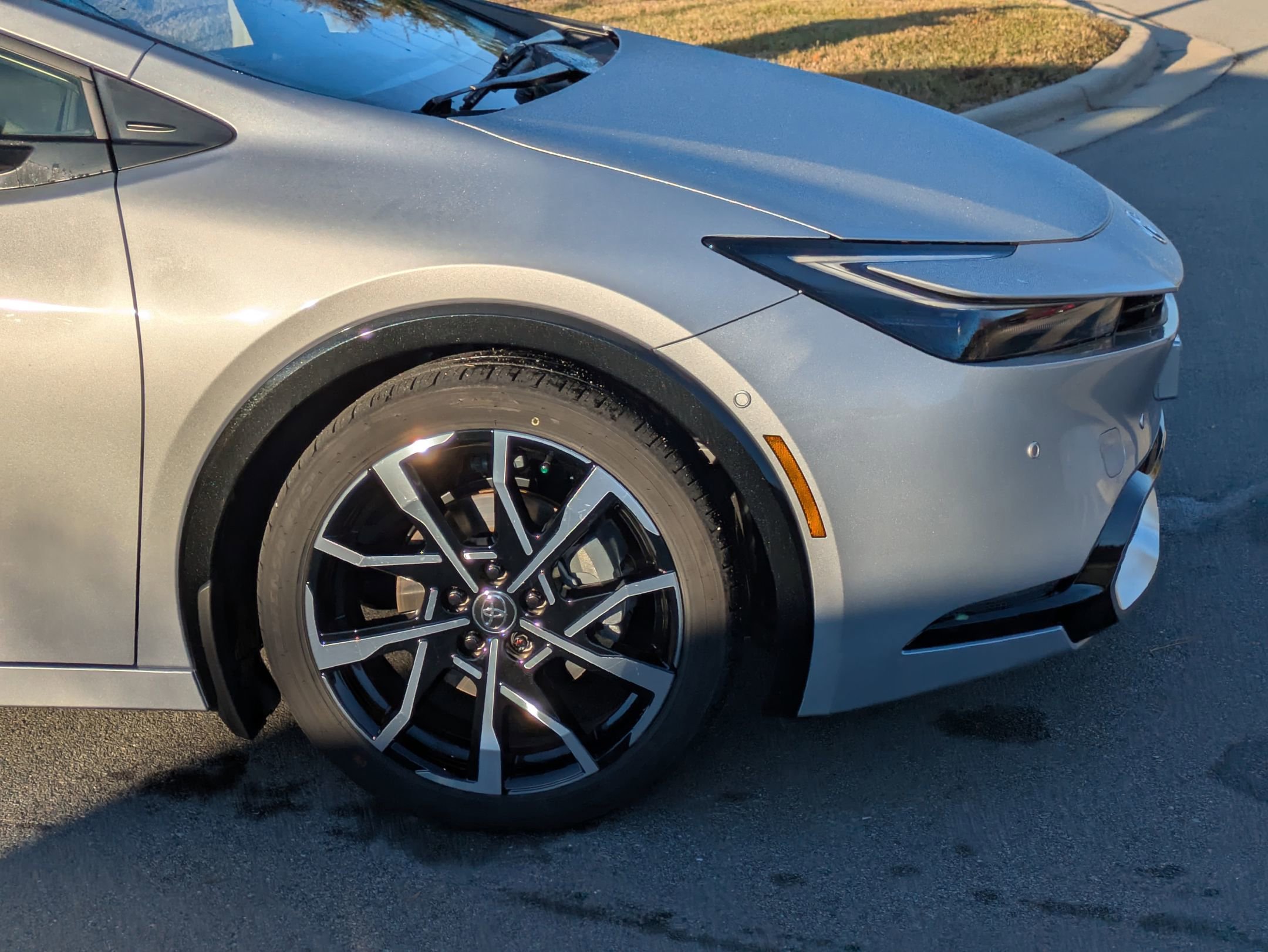 Used 2025 Toyota Prius Plug-In Hybrid image 11