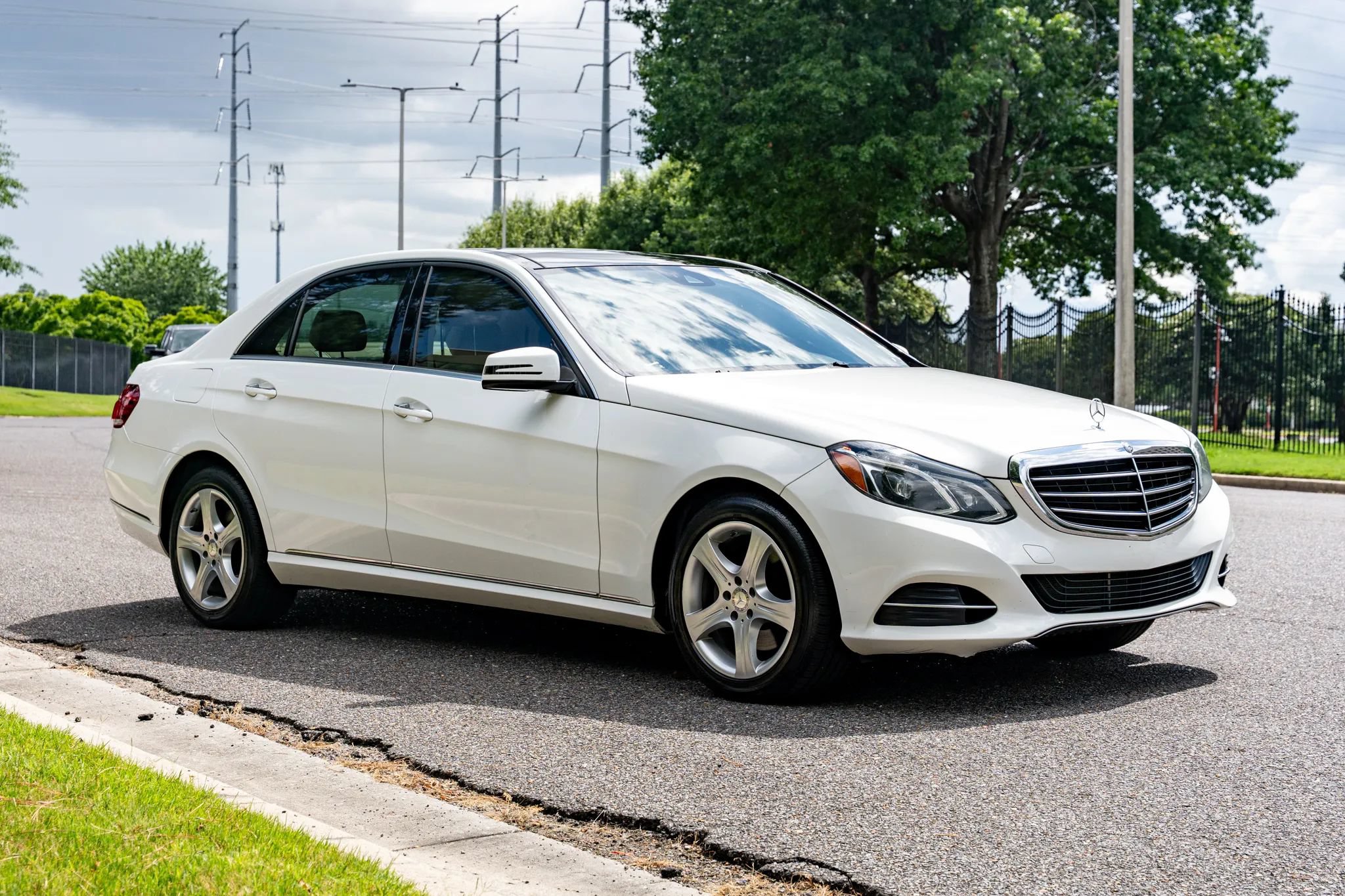 Used 2015 Mercedes-Benz E 350 4MATIC Sedan image 4