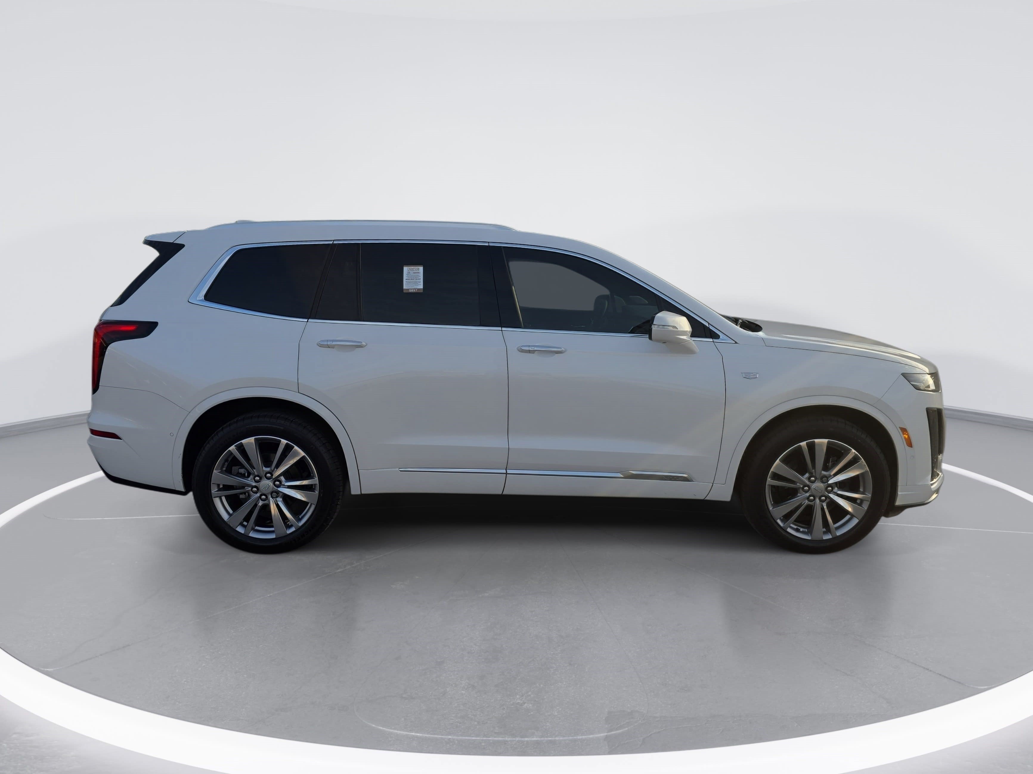 Used 2023 Cadillac XT6 Premium Luxury w/ Technology Package FWD image 2