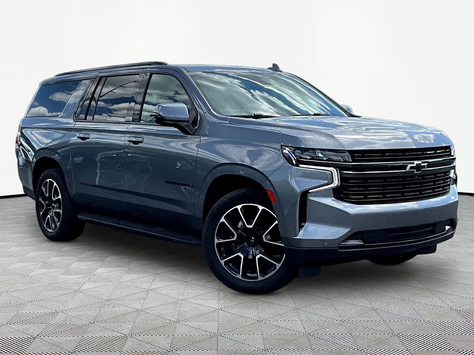 Used 2021 Chevrolet Suburban RST w/ Luxury Package AWD/4WD image 3