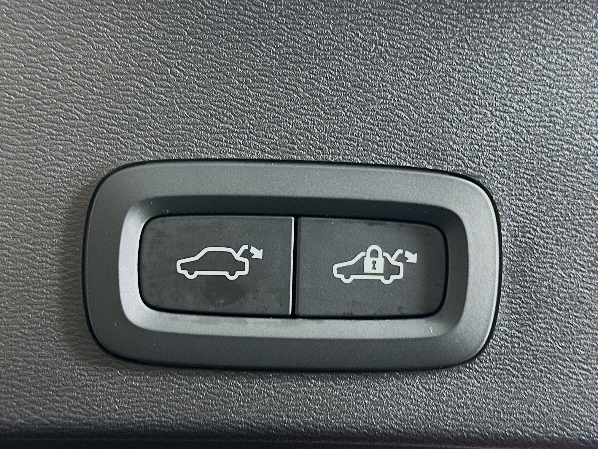 Used 2025 Volvo XC40 B5 Plus image 31