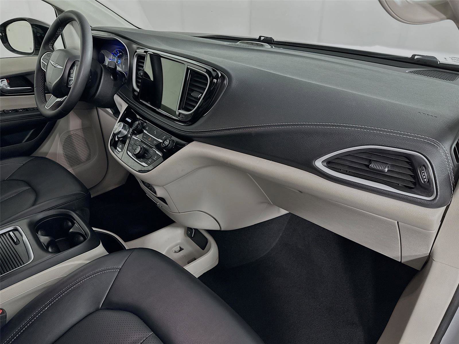 Used 2024 Chrysler Pacifica Select image 30