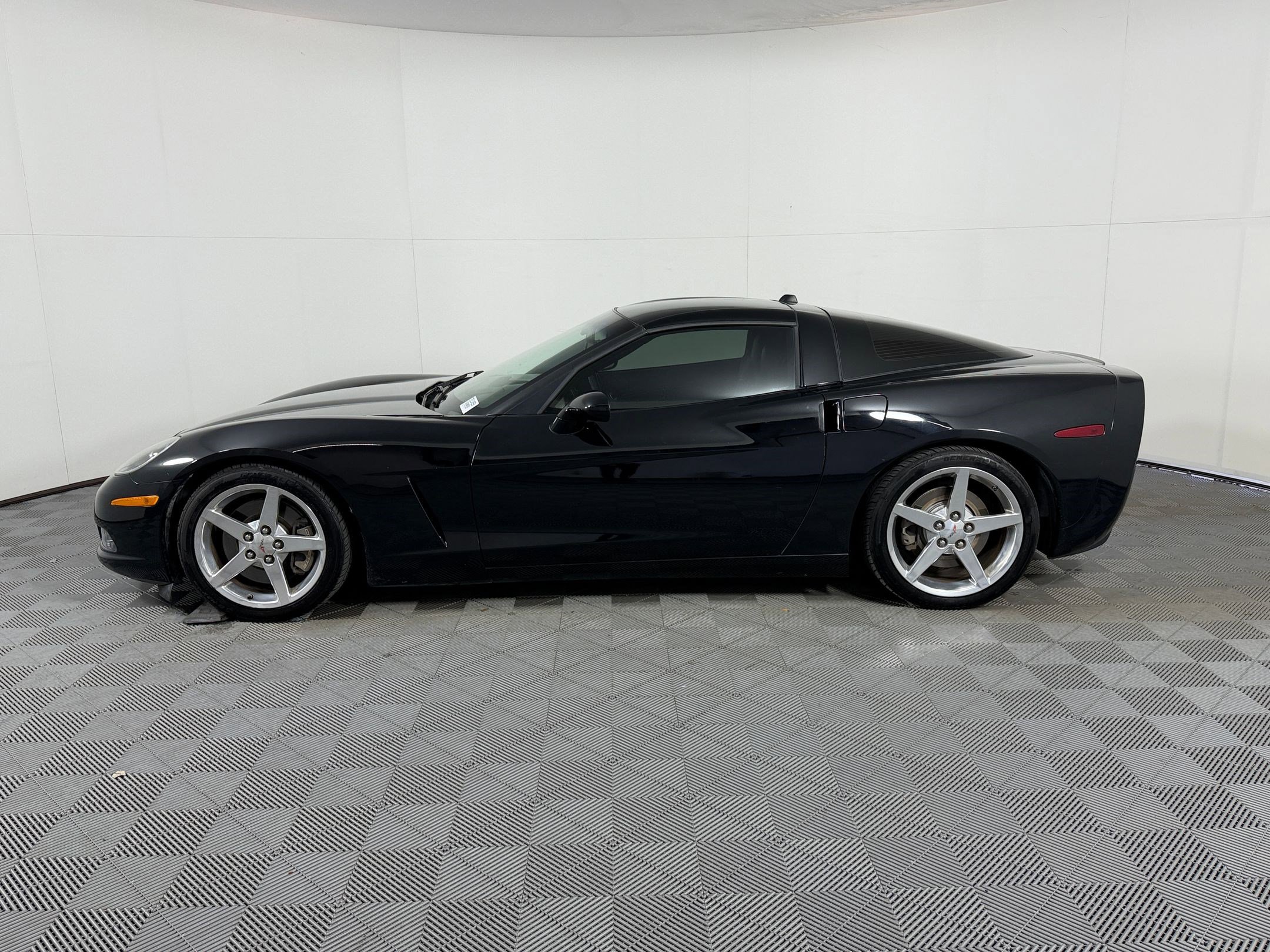 Used 2005 Chevrolet Corvette Coupe w/ Preferred Equipment Group image 2