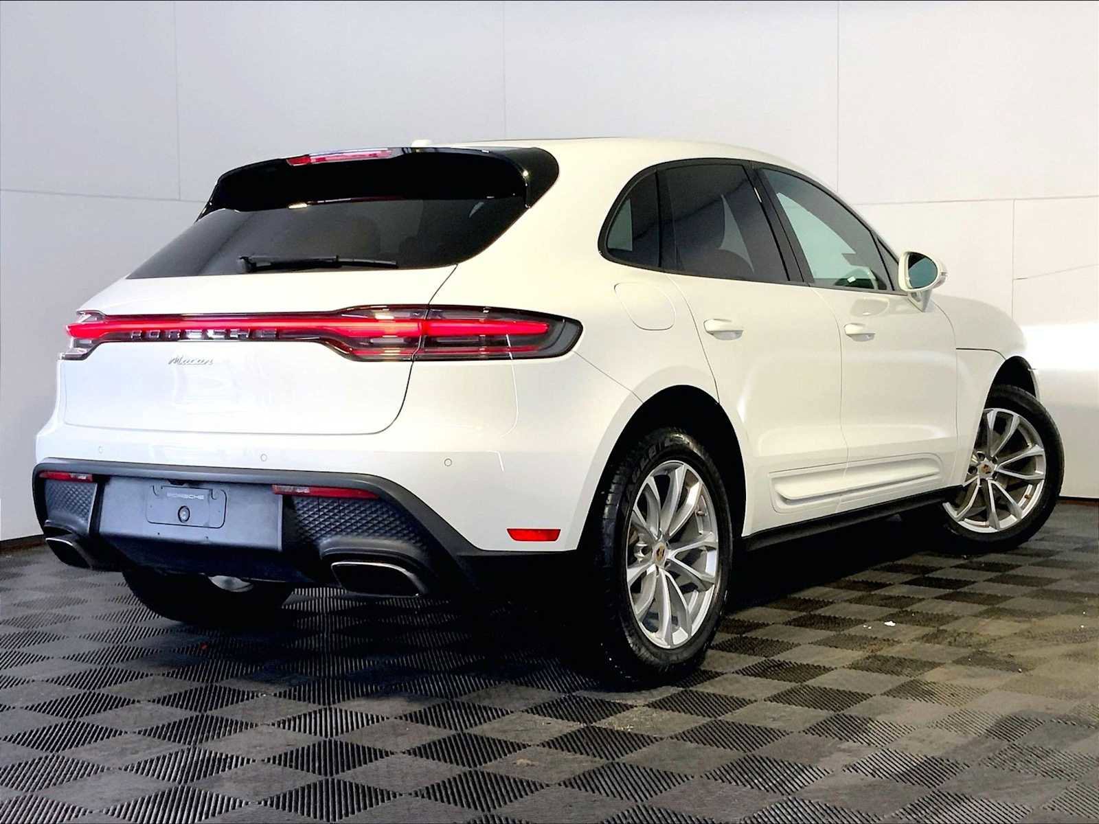 Certified 2023 Porsche Macan image 7
