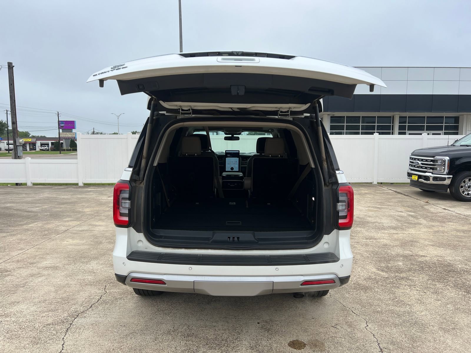Used 2023 Ford Expedition Limited AWD/4WD image 13