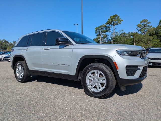 Used 2025 Jeep Grand Cherokee Laredo RWD image 2
