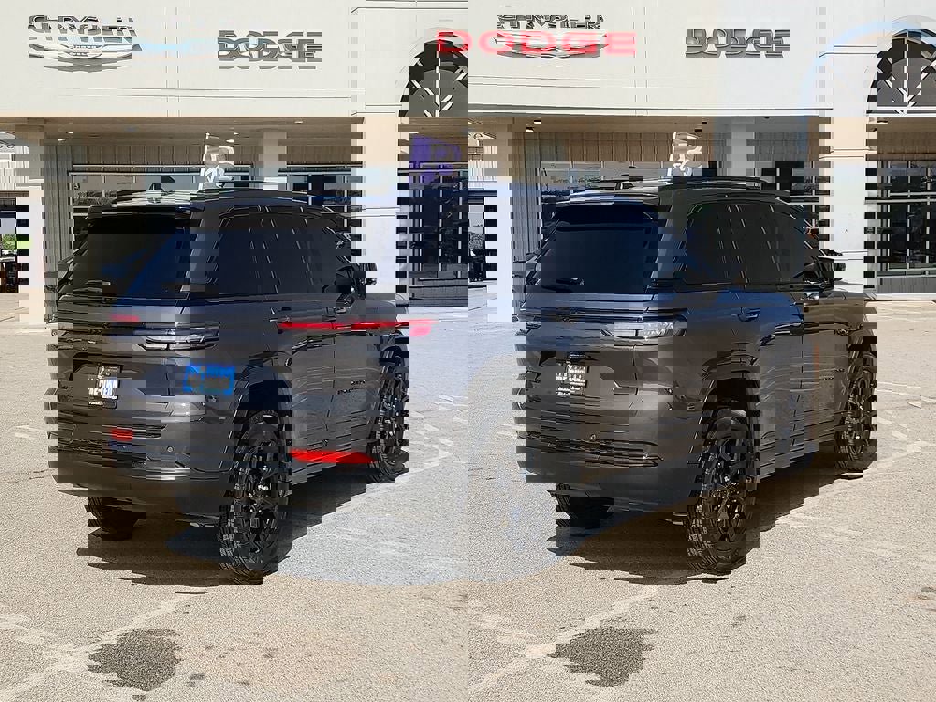 Used 2025 Jeep Grand Cherokee Altitude AWD/4WD image 4