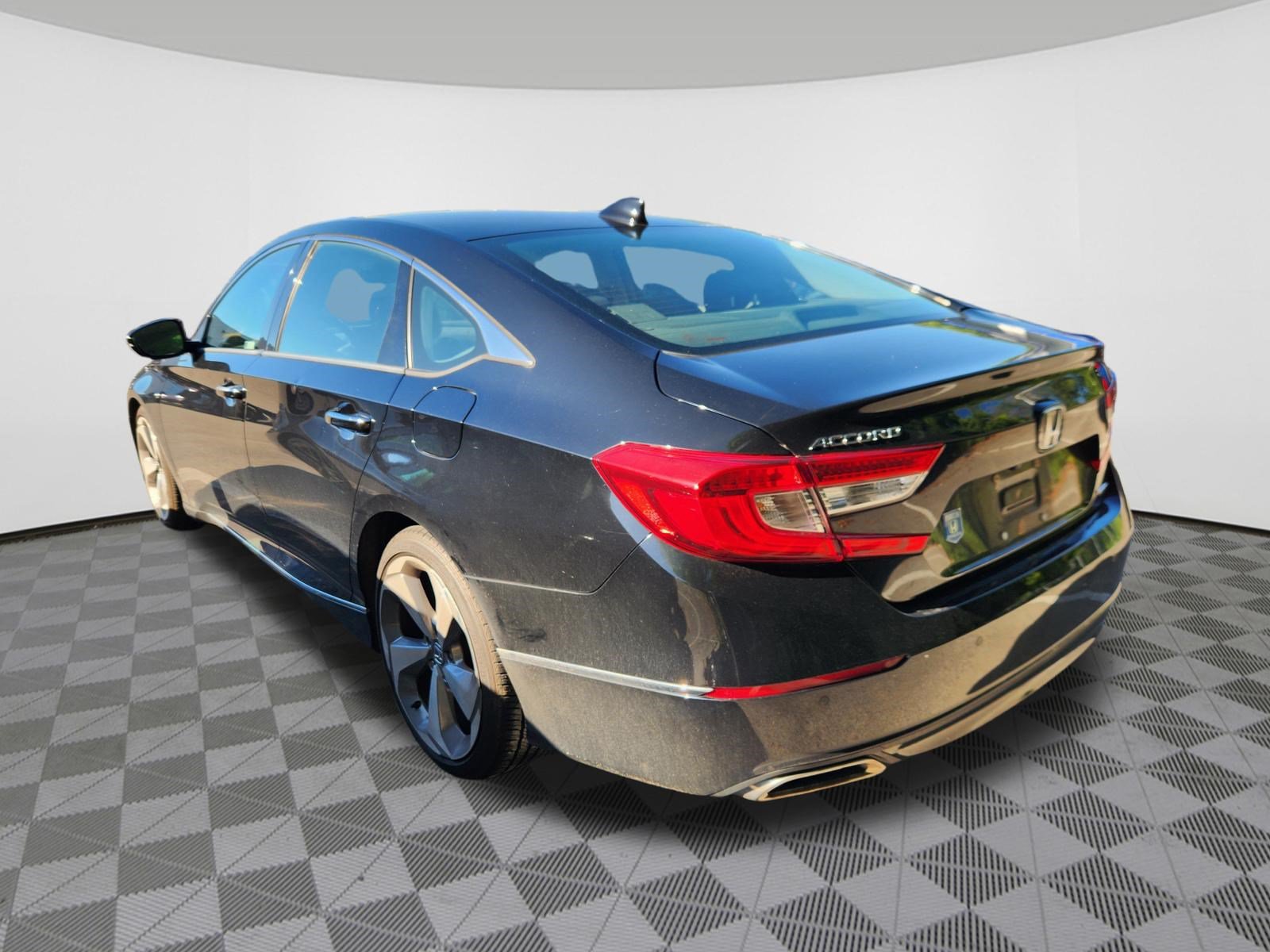 Used 2018 Honda Accord Touring image 3