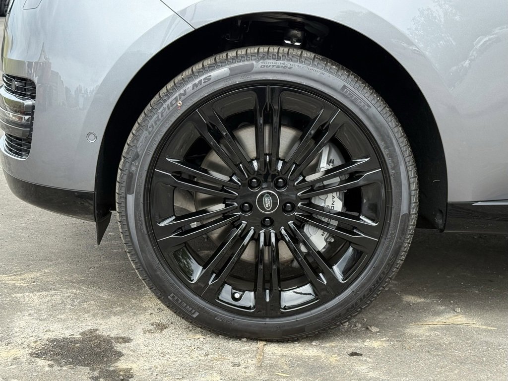 New 2025 Land Rover Range Rover Long Wheelbase SE image 10