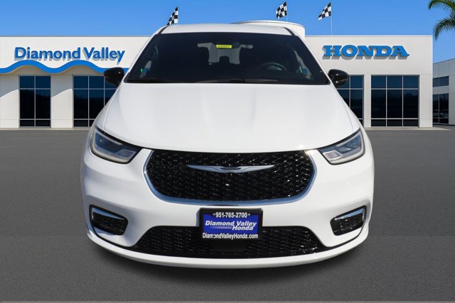 Used 2025 Chrysler Pacifica Select image 2