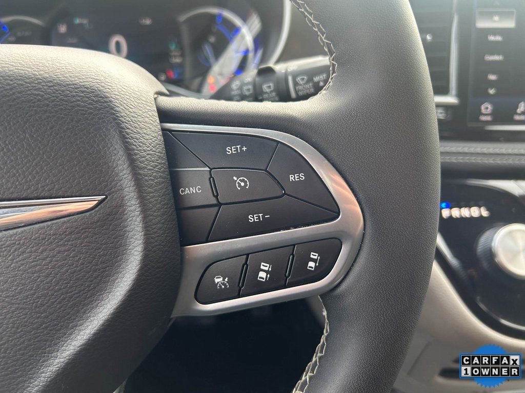Used 2024 Chrysler Pacifica Select image 32