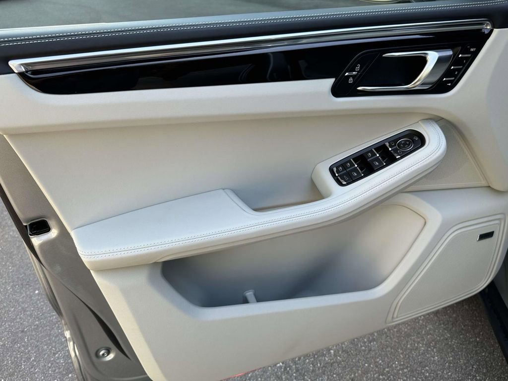 Certified 2025 Porsche Macan S AWD/4WD image 16
