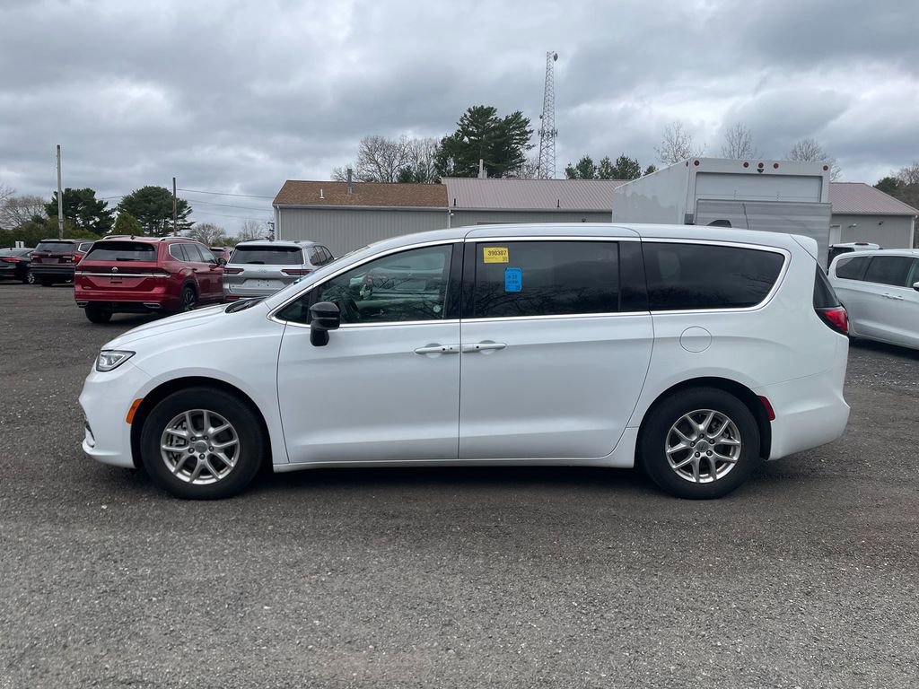 Used 2024 Chrysler Pacifica Touring-L FWD image 9