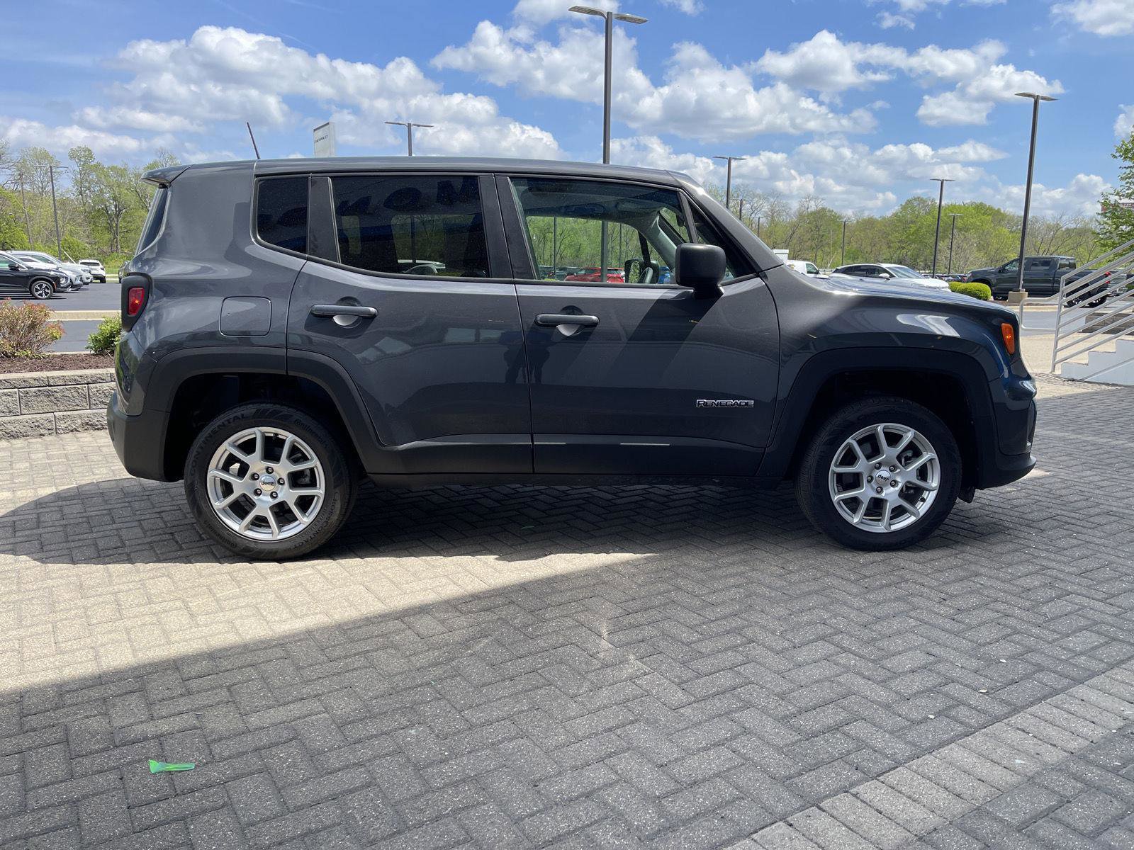 Used 2023 Jeep Renegade Latitude AWD/4WD image 6