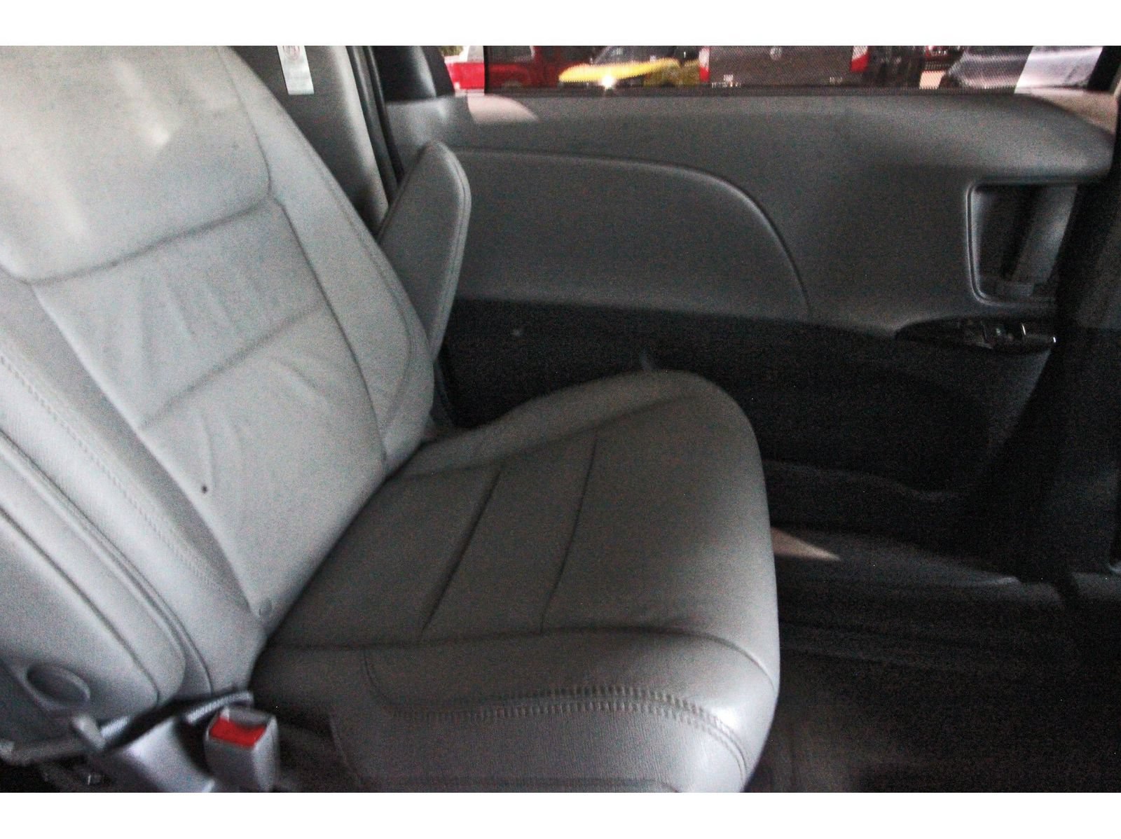 Used 2019 Toyota Sienna XLE w/ XLE Navigation Package FWD image 15