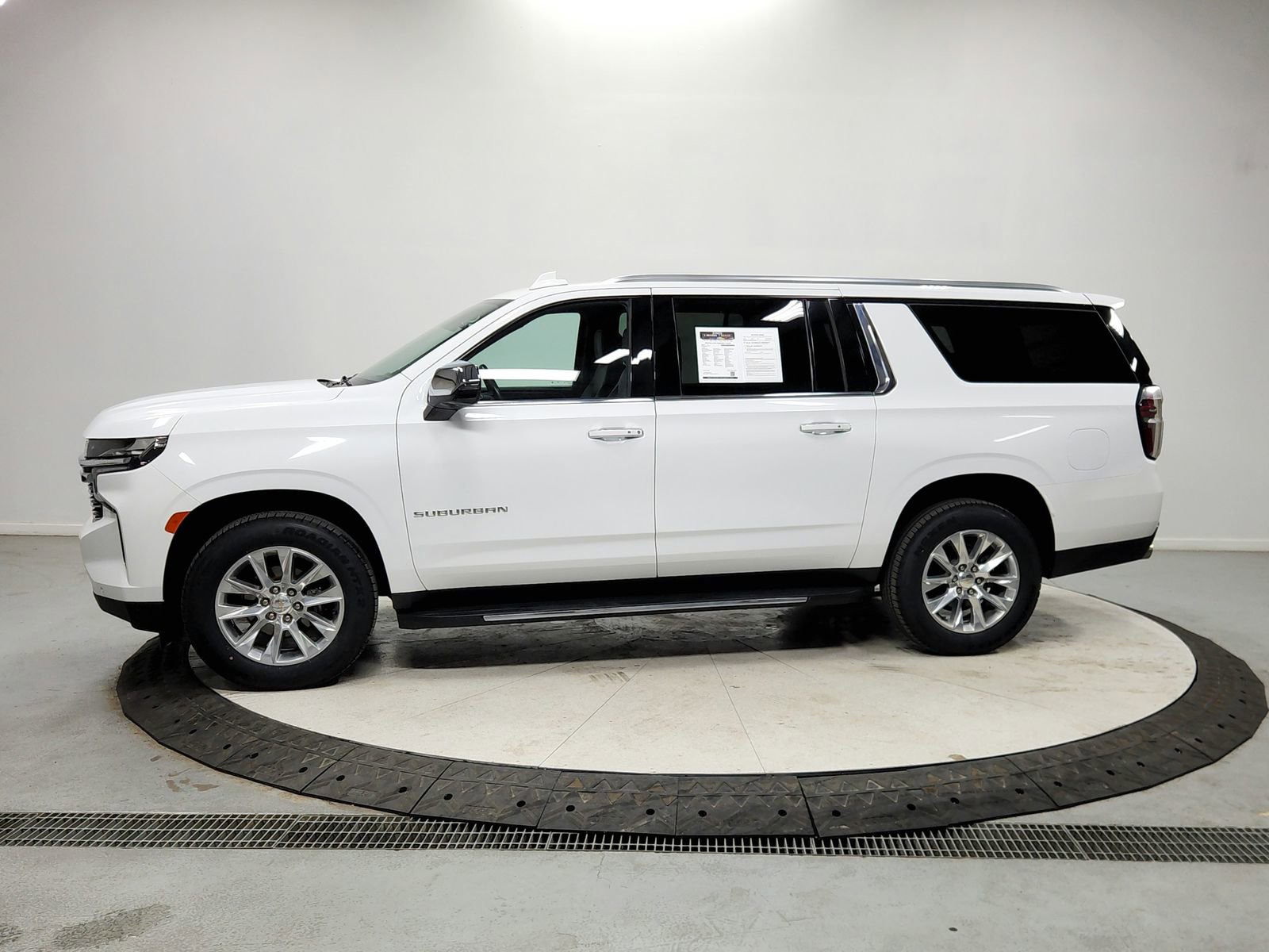Used 2023 Chevrolet Suburban Premier image 4