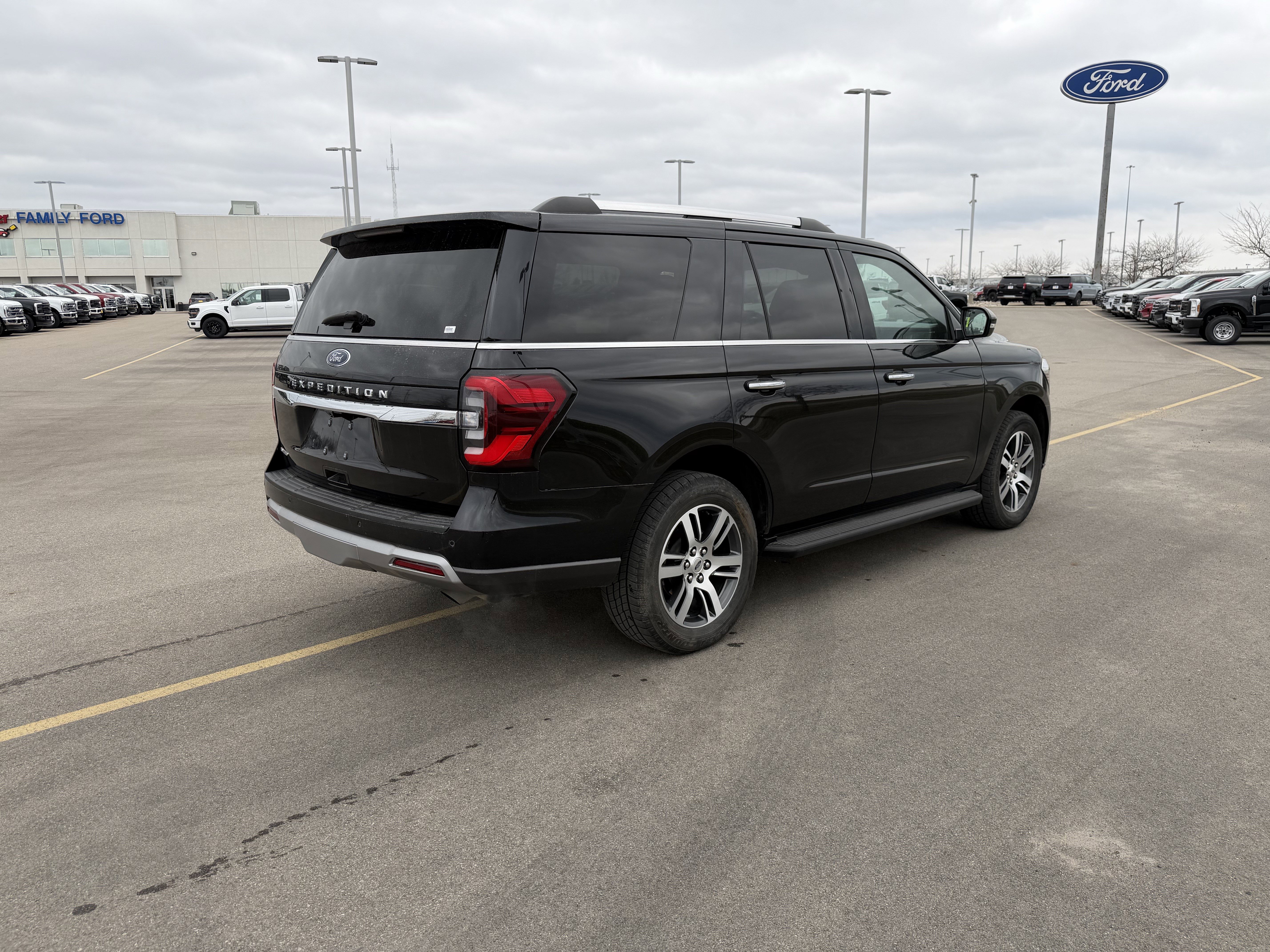 Used 2024 Ford Expedition Limited AWD/4WD image 4