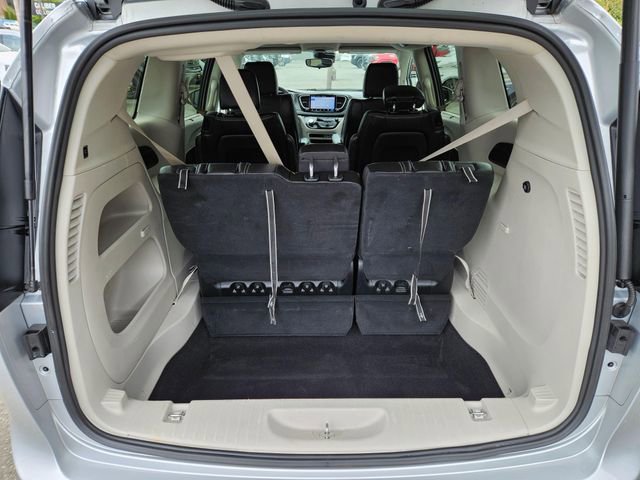 Used 2023 Chrysler Pacifica Touring-L FWD image 12