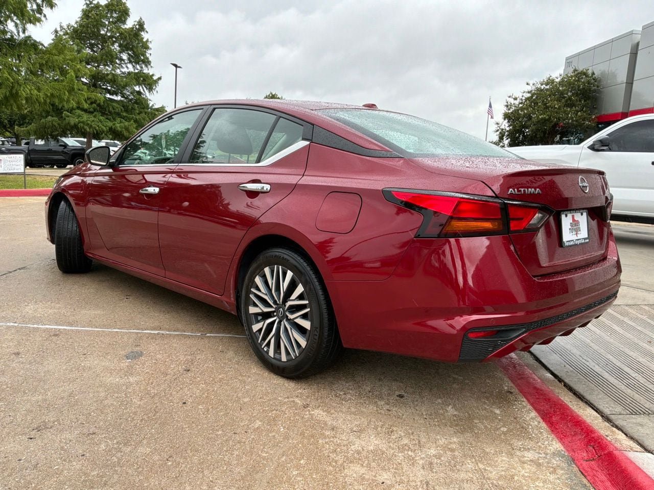 Used 2025 Nissan Altima 2.5 SV FWD image 8