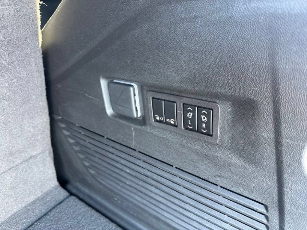 Used 2024 GMC Yukon Denali AWD/4WD image 30
