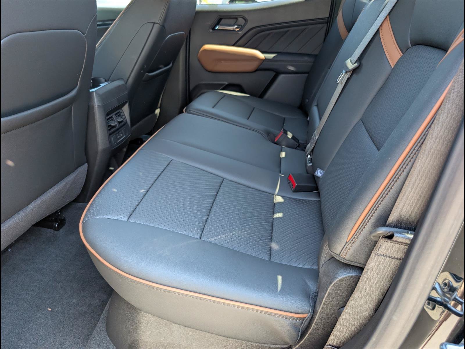 Used 2025 GMC Canyon AT4 w/ Technology Plus Package AWD/4WD image 16