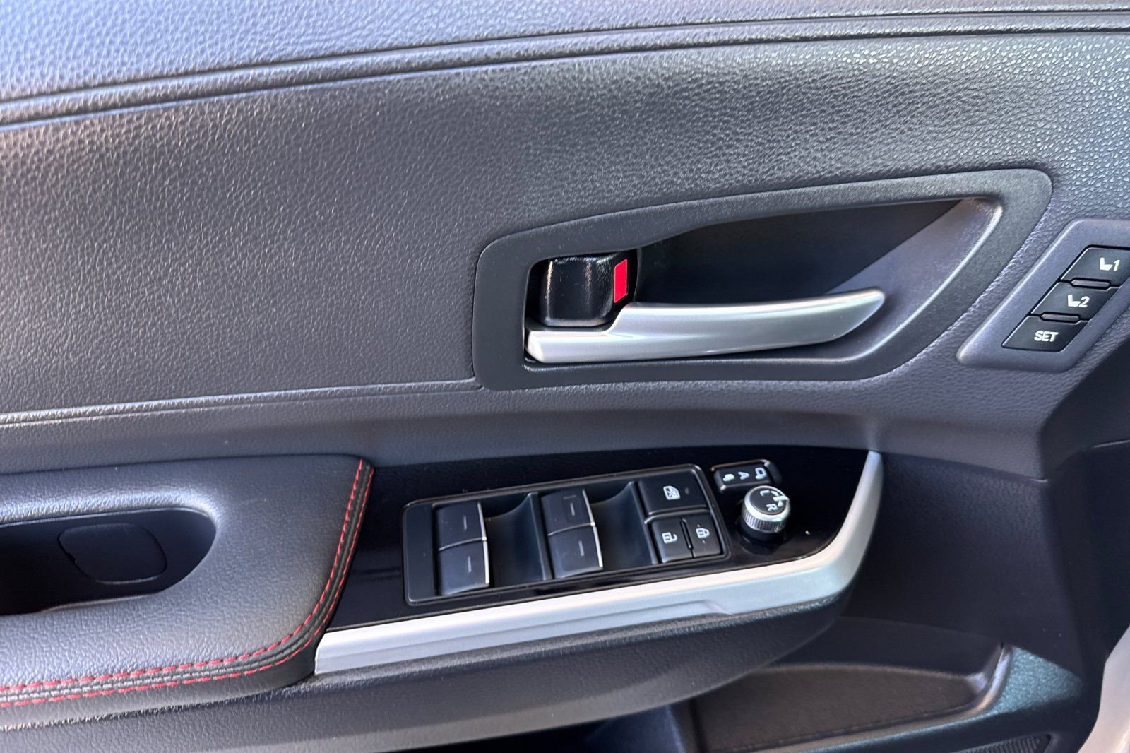 Used 2025 Toyota Sienna XSE w/ XSE Premium Package image 11