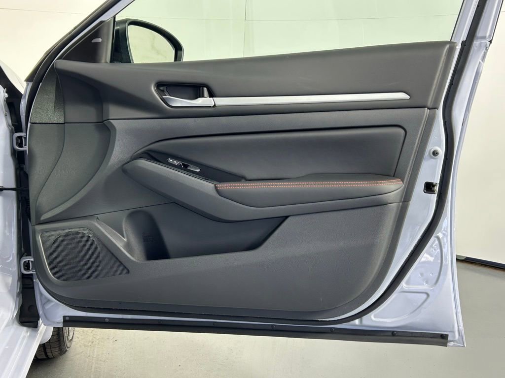 Used 2025 Nissan Altima 2.5 SR image 9