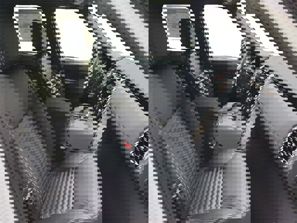 New 2025 Land Rover Discovery S image 28