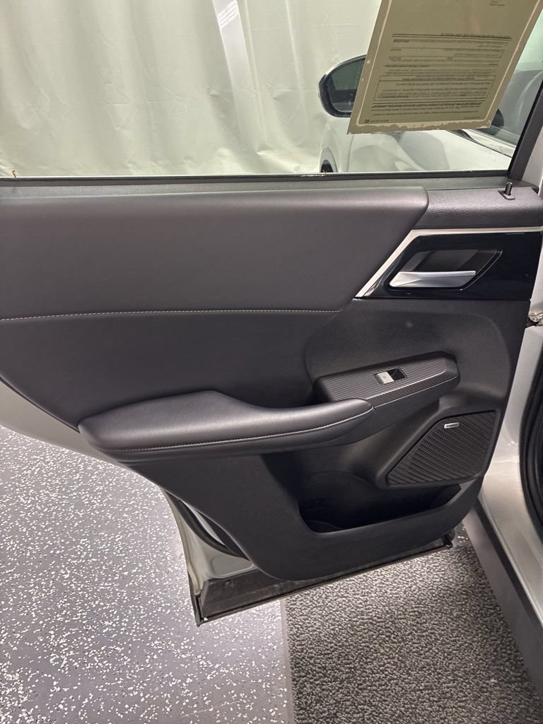 Used 2025 Mitsubishi Outlander AWD image 24